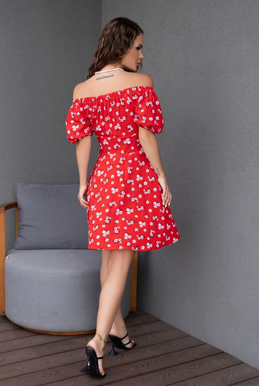Красное цветочное платье с открытыми плечами - Фото 3