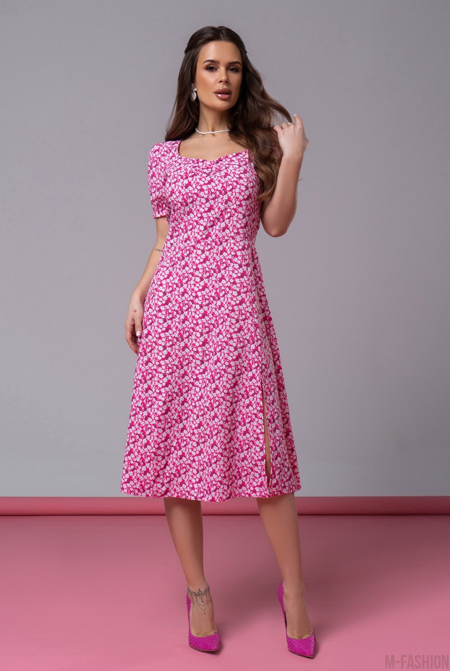 Малиновое ретро платье с цветочным принтом и разрезом  - Фото 1
