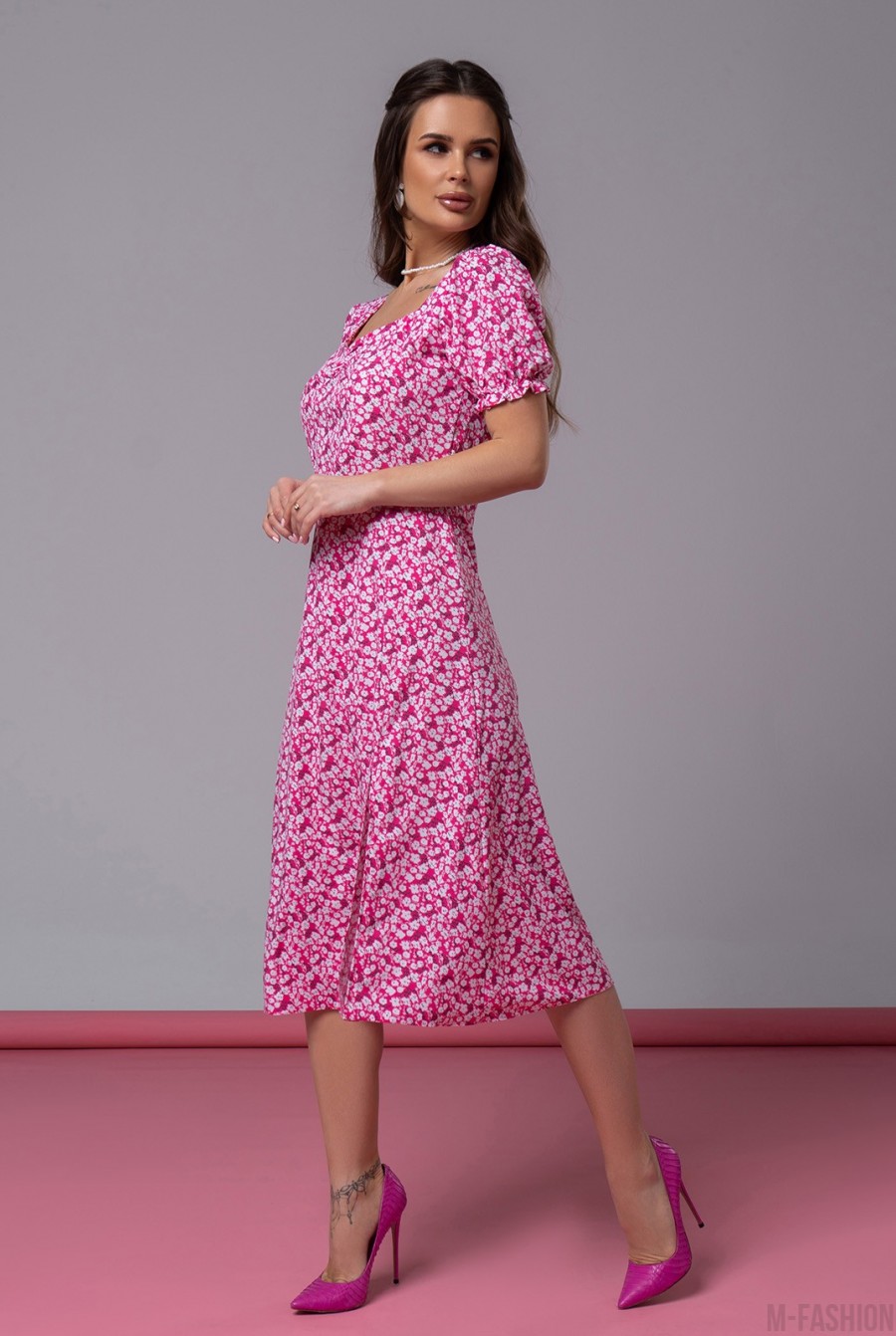 Малиновое ретро платье с цветочным принтом и разрезом - Фото 2