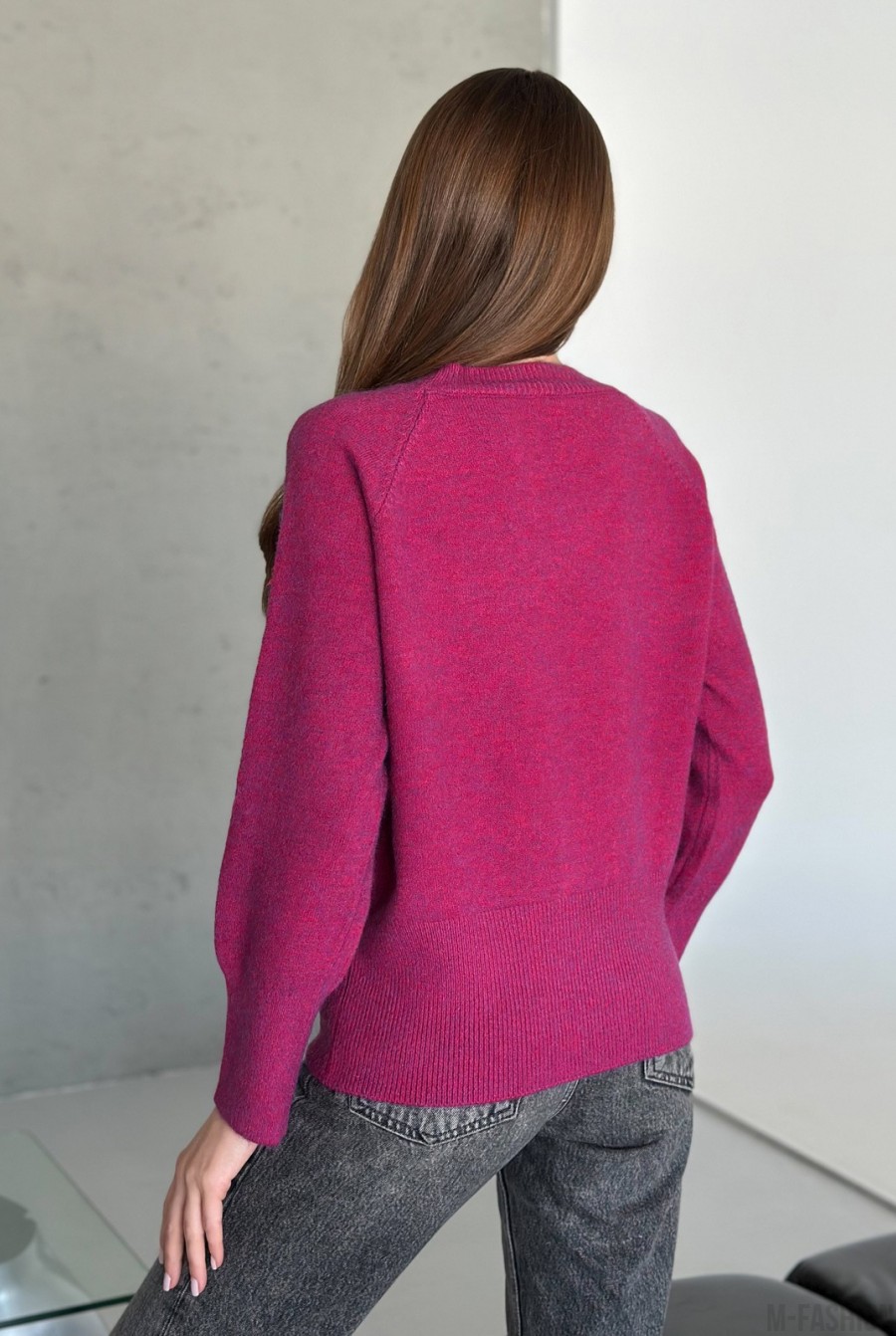 Малиновый ангоровый свитер с удлиненными манжетами - Фото 3