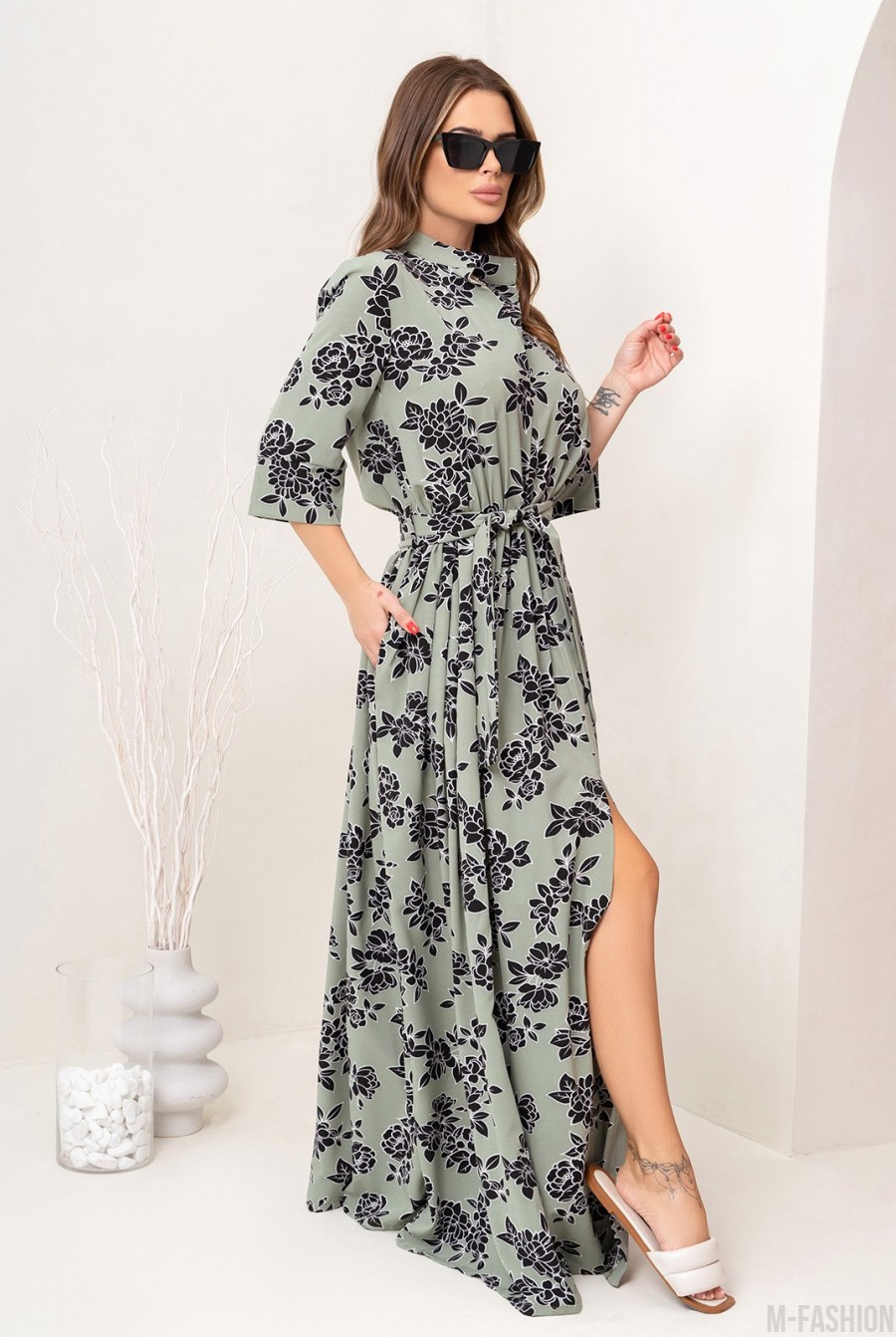 Оливковое длинное платье с расклешенным низом - Фото 2