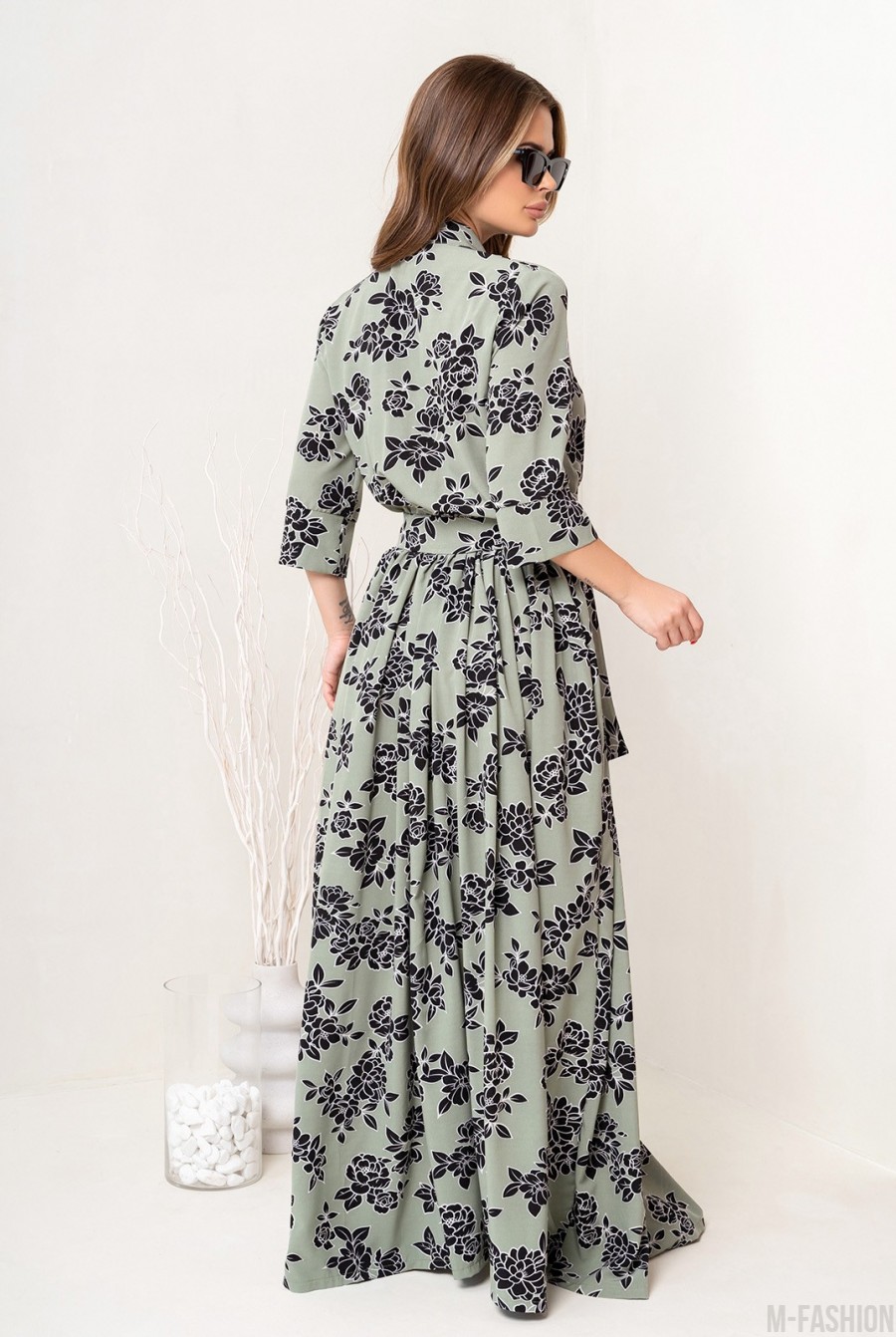 Оливковое длинное платье с расклешенным низом - Фото 3