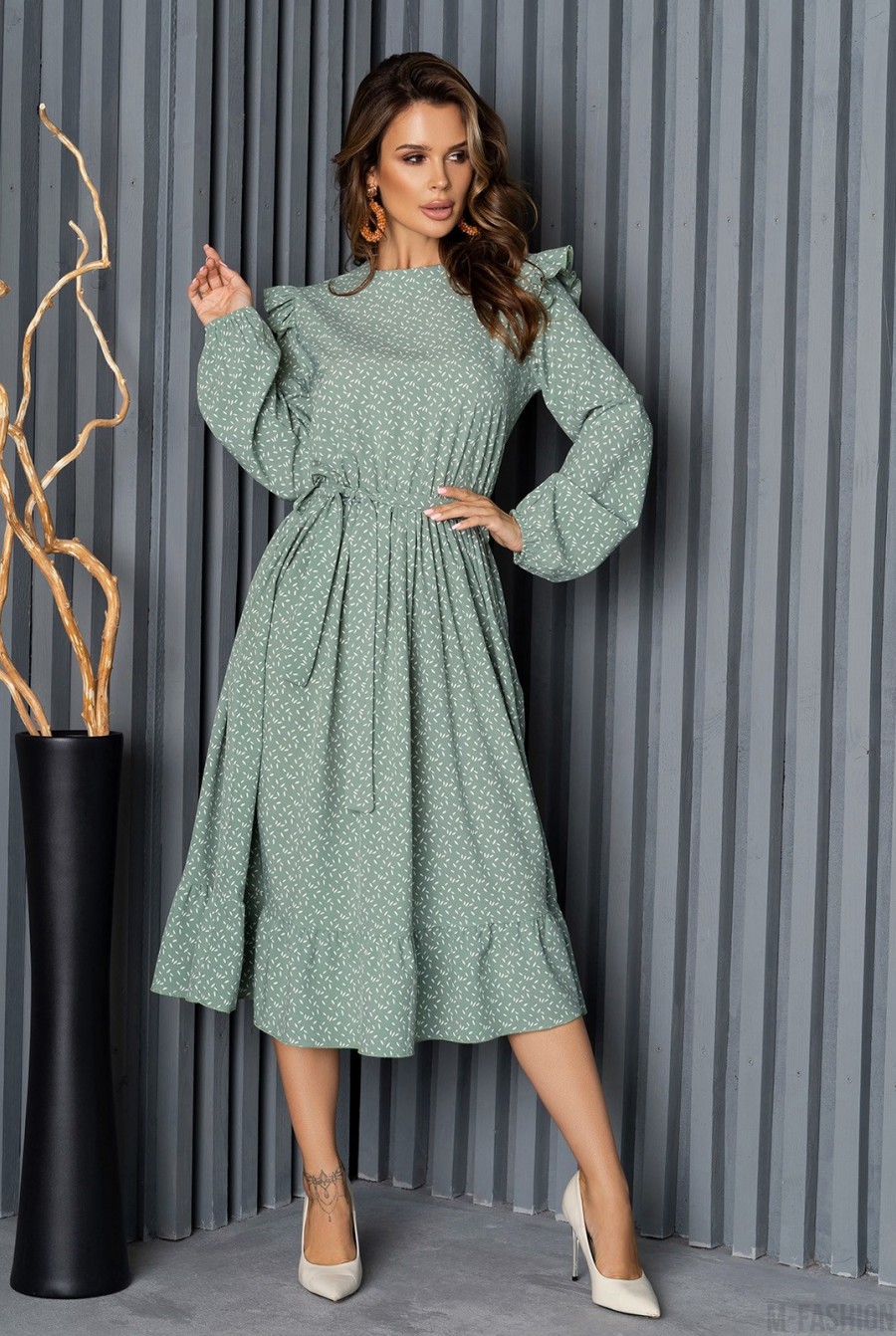 Оливковое классическое платье с рюшами  - Фото 1