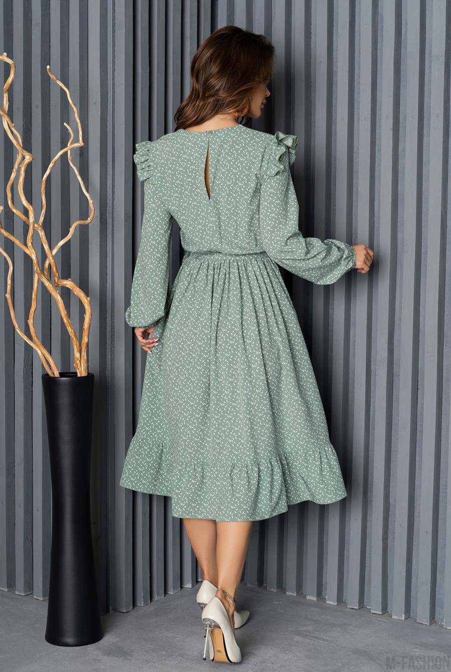 Оливковое классическое платье с рюшами - Фото 3
