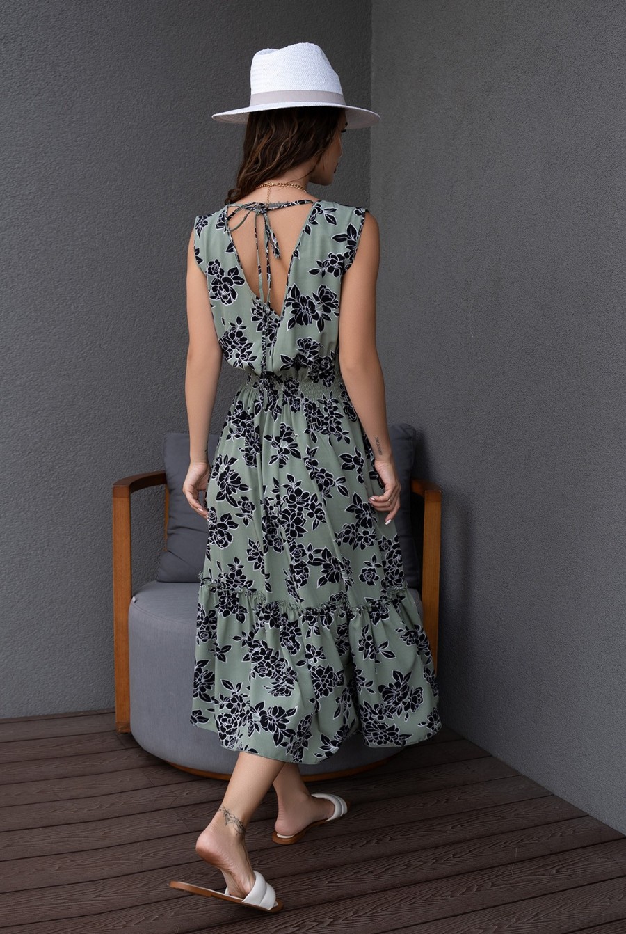 Оливковое цветочное платье с вырезами - Фото 3