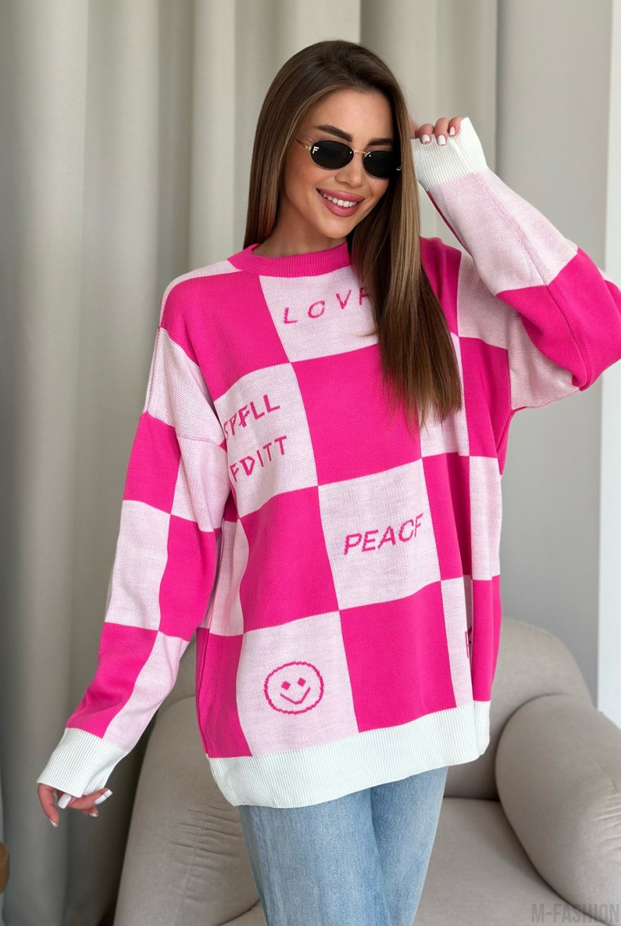Розовый удлиненный свитер в клетку  - Фото 1