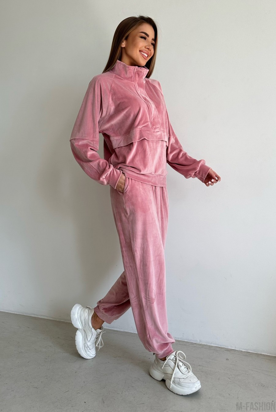 Розовый велюровый костюм с клапаном на молнии - Фото 2