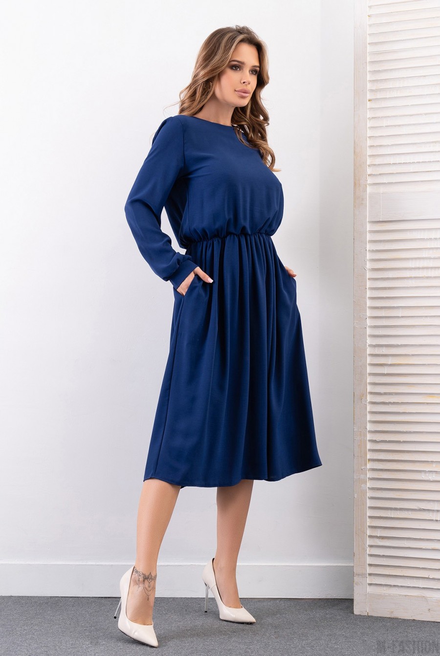 Синее приталенное платье миди длины  - Фото 1