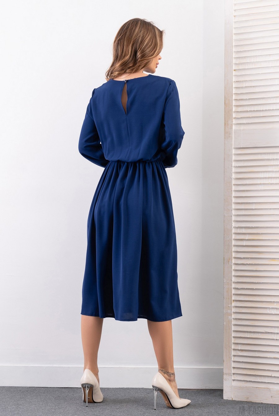Синее приталенное платье миди длины - Фото 3