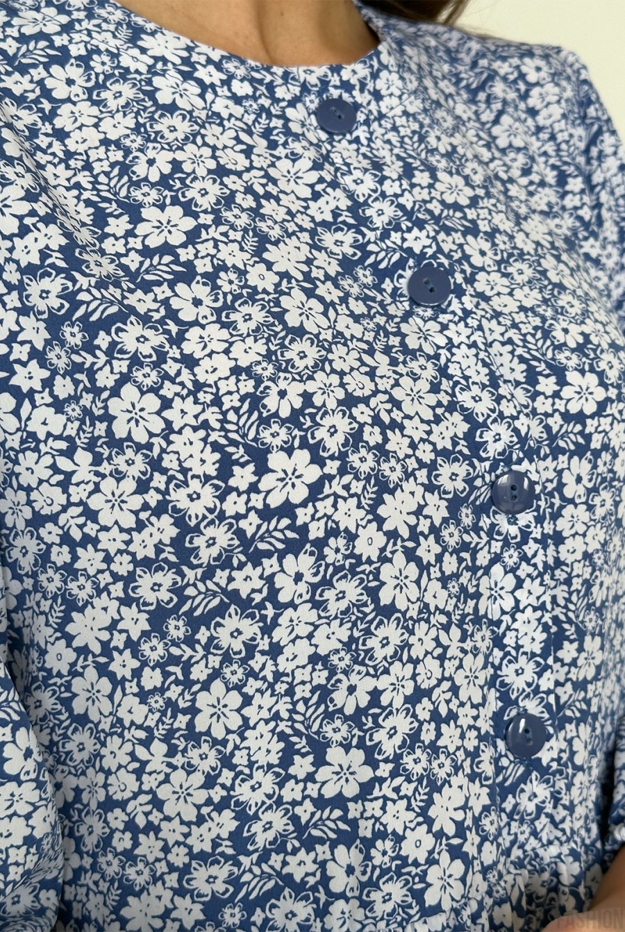 Синее цветочное платье-трапеция на пуговицах - Фото 4
