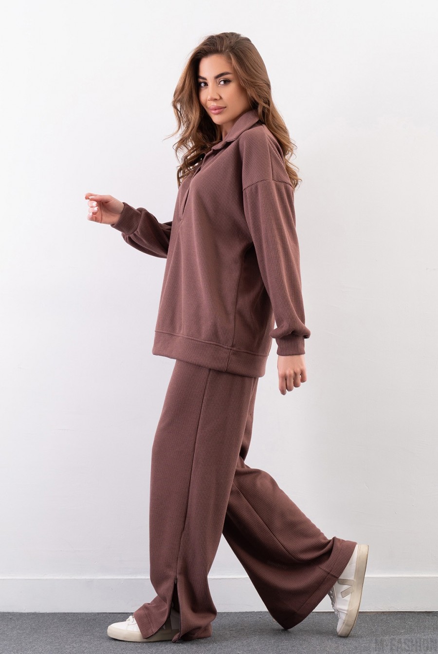 Свободный коричневый костюм с молниями на брюках - Фото 2