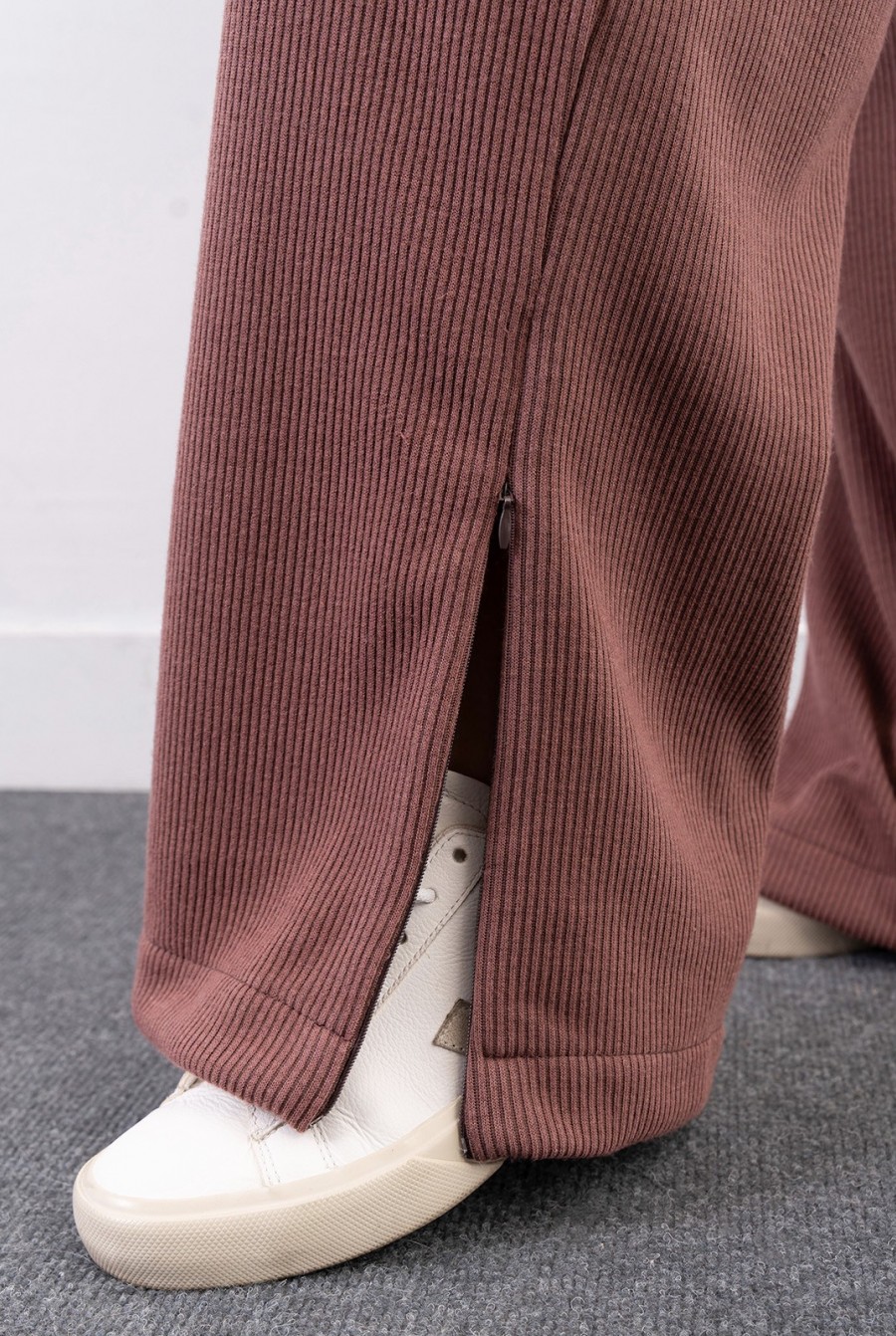 Свободный коричневый костюм с молниями на брюках - Фото 4