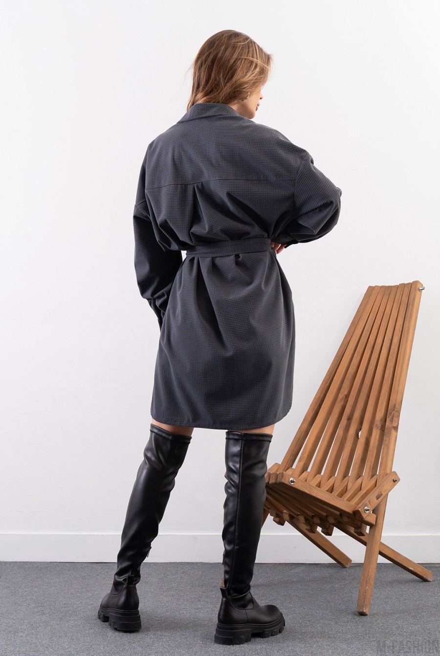 Темно-серое вельветовое платье-рубашка на пуговицах - Фото 3
