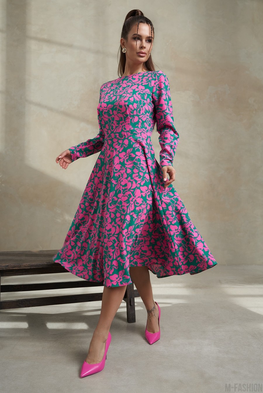 Зелено-розовое приталенное платье с цветочным принтом  - Фото 1
