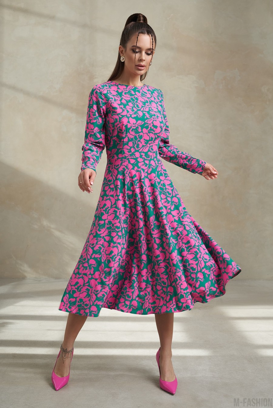 Зелено-розовое приталенное платье с цветочным принтом - Фото 2