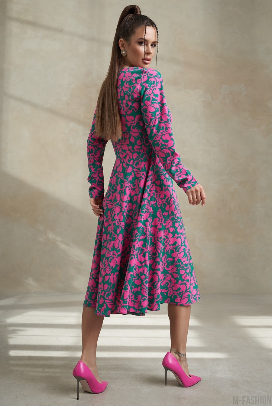 Зелено-розовое приталенное платье с цветочным принтом - Фото 3