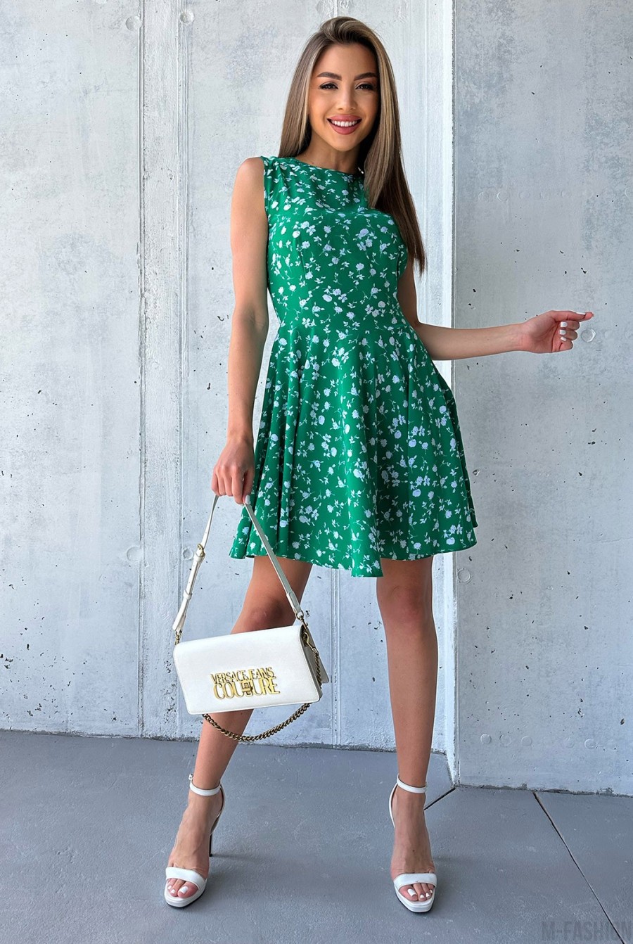 Зеленое короткое платье классического кроя  - Фото 1