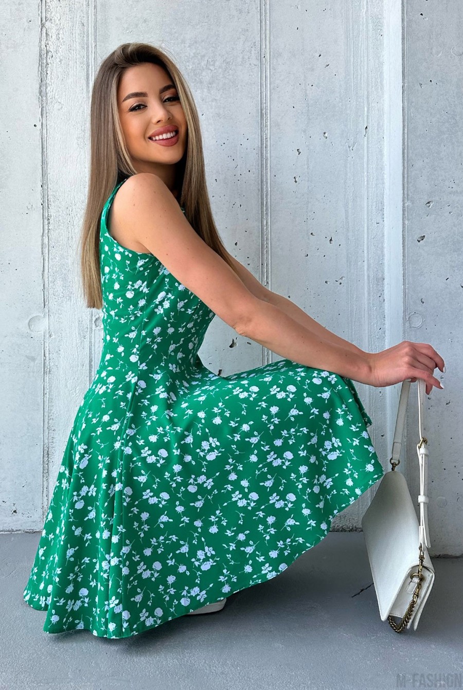 Зеленое короткое платье классического кроя - Фото 2