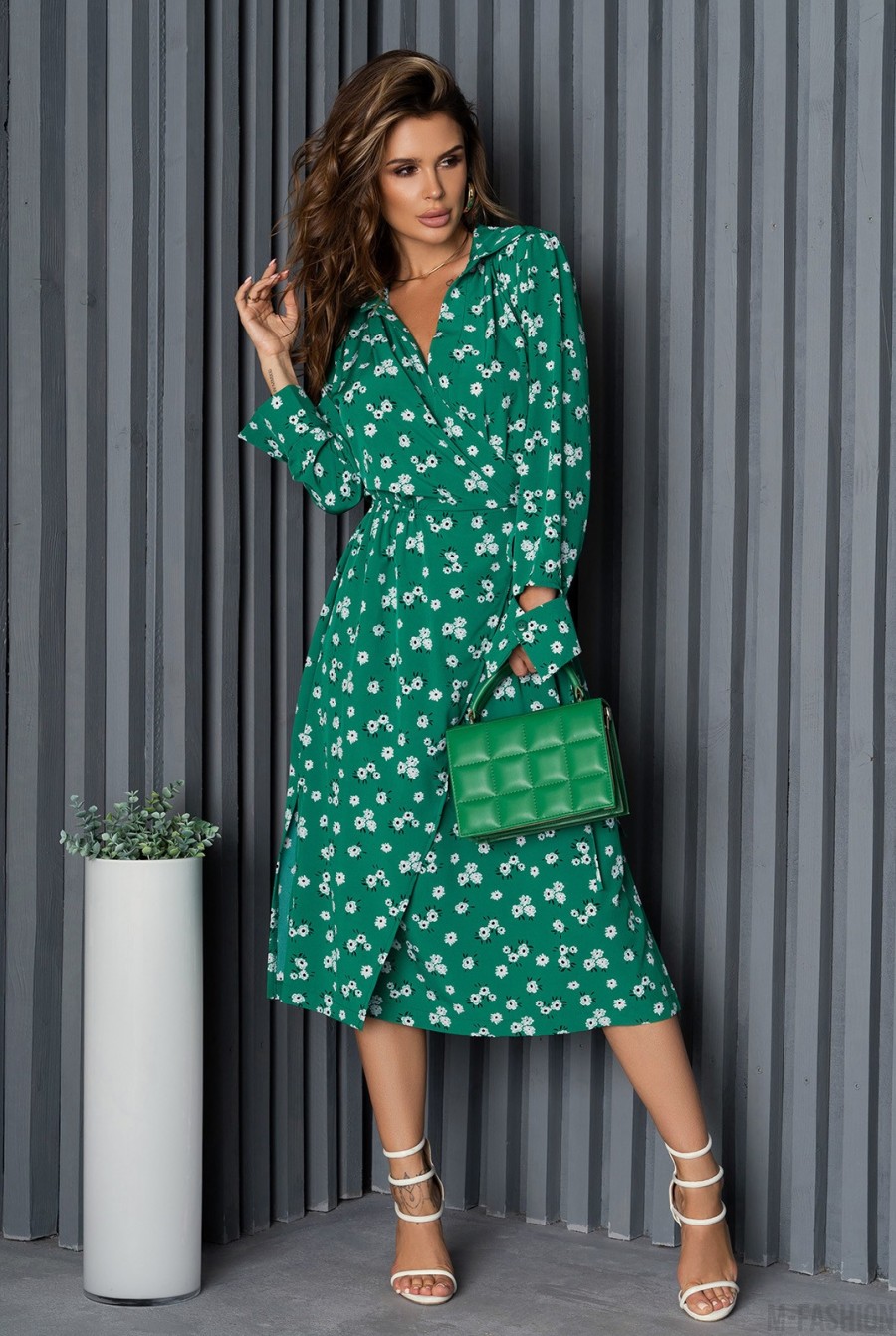 Зеленое платье-халат с разрезами  - Фото 1