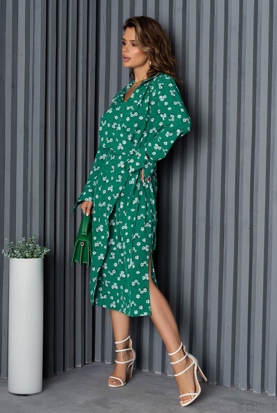 Зеленое платье-халат с разрезами - Фото 2