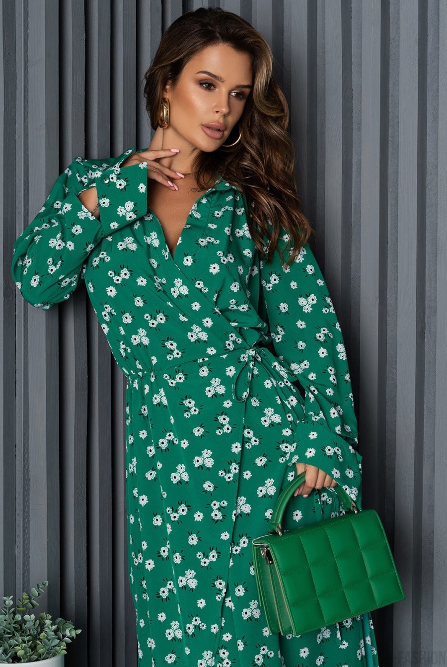 Зеленое платье-халат с разрезами - Фото 4