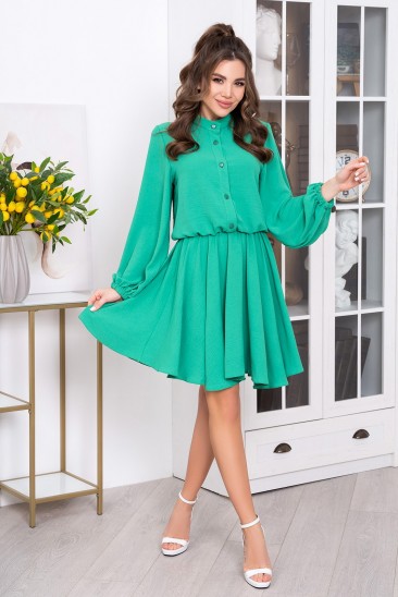 Зеленое платье-рубашка с расклешенной юбкой