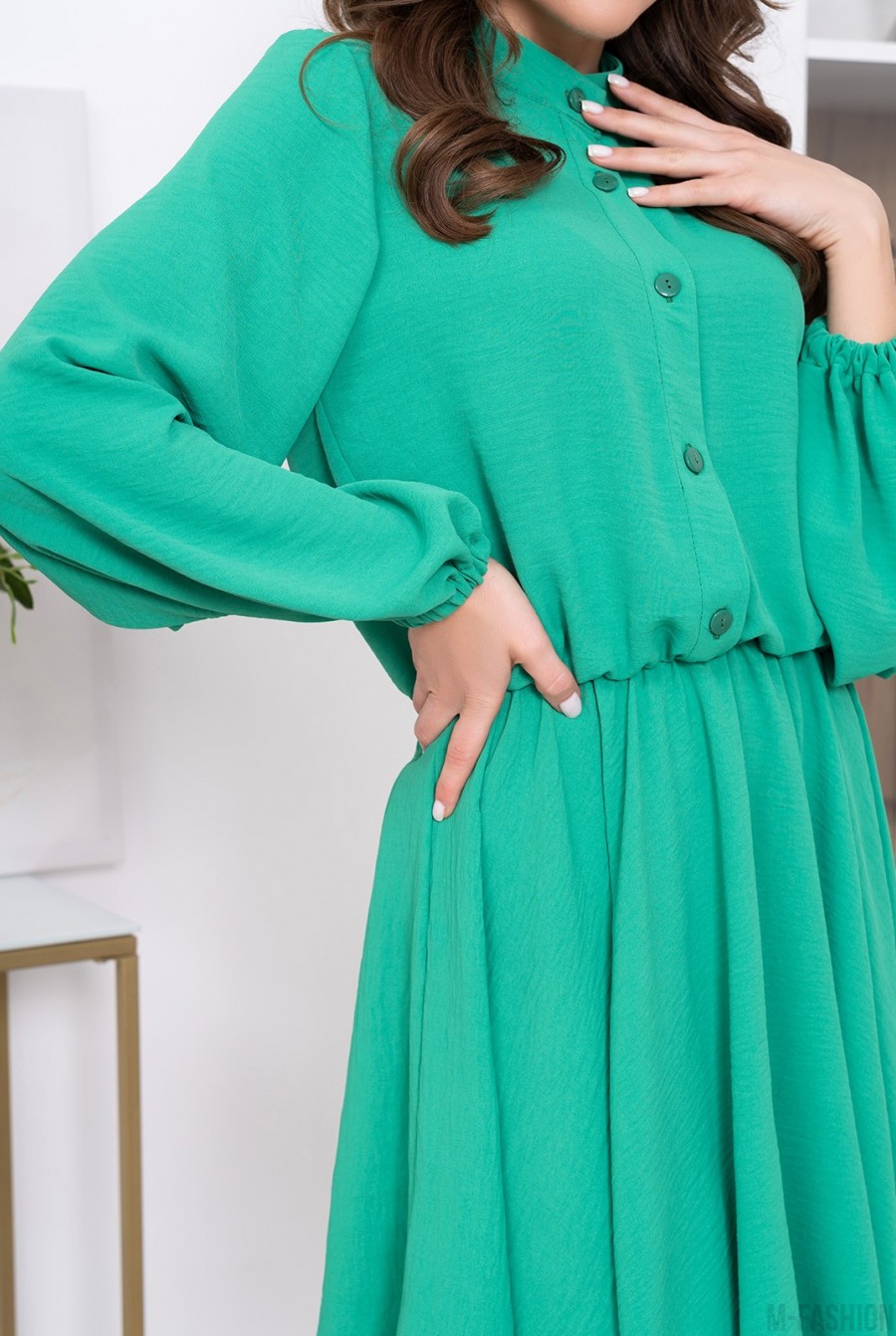 Зеленое платье-рубашка с расклешенной юбкой - Фото 4