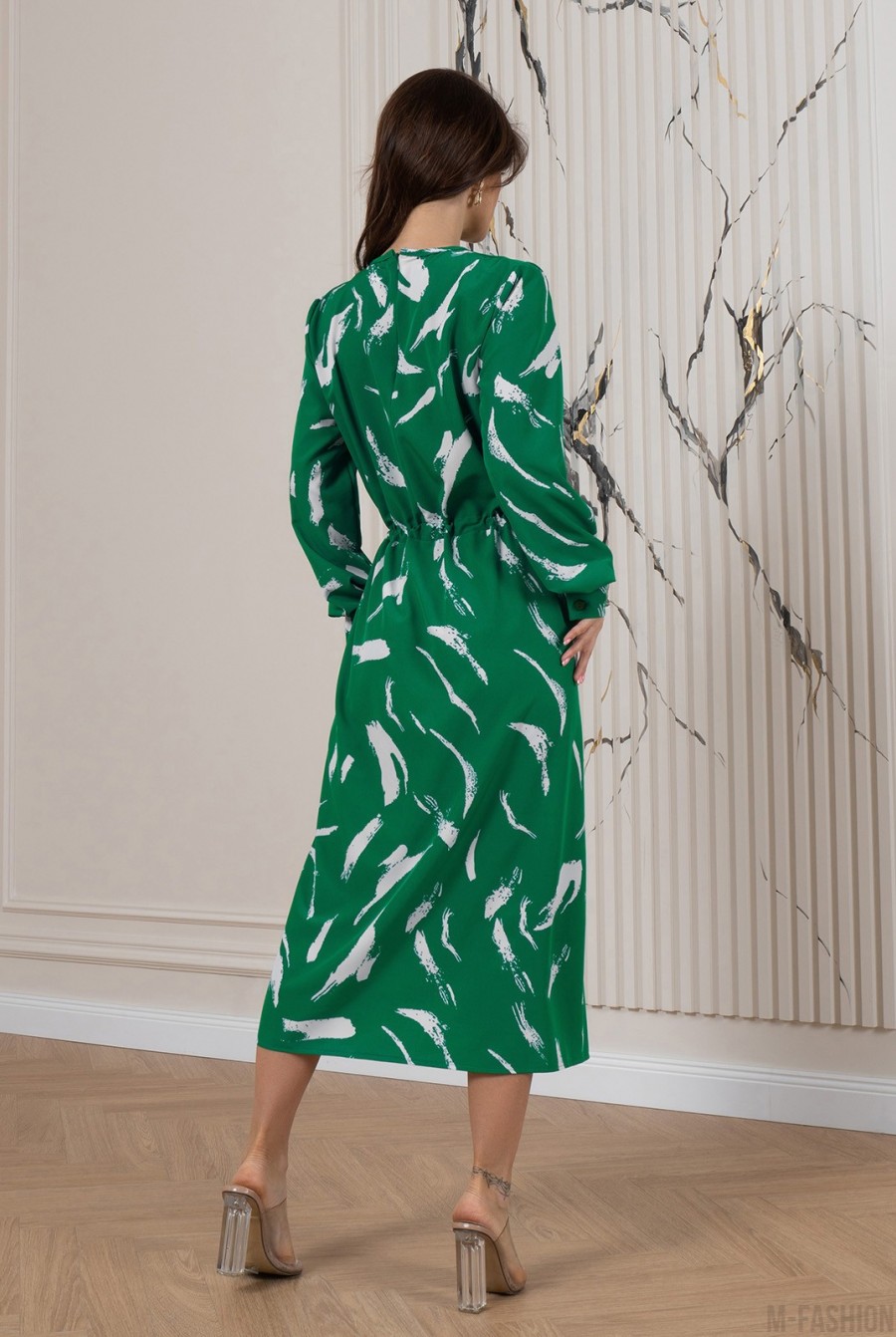 Зеленое приталенное платье с разрезом - Фото 3
