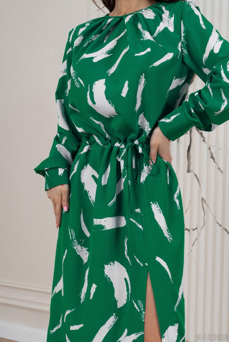 Зеленое приталенное платье с разрезом - Фото 4