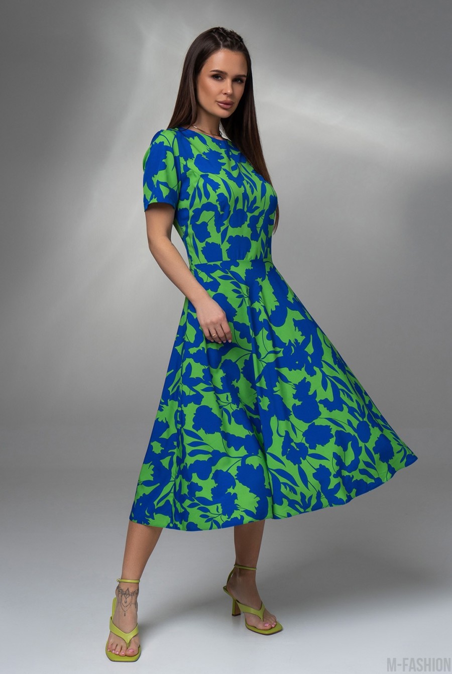 Зеленое приталенное платье с синим принтом - Фото 2