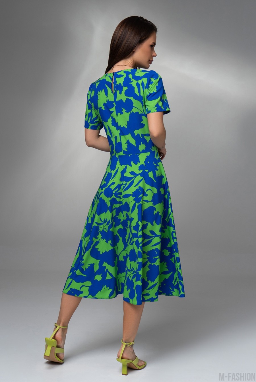Зеленое приталенное платье с синим принтом - Фото 3