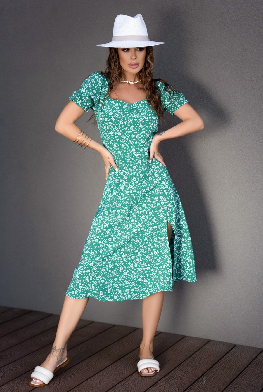 Зеленое цветочное платье с разрезом  - Фото 1