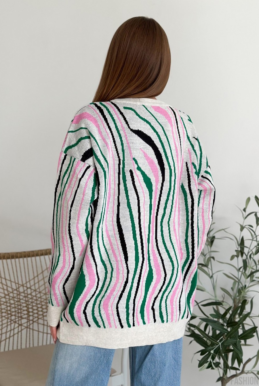 Белый удлиненный свитер с цветным рисунком - Фото 3