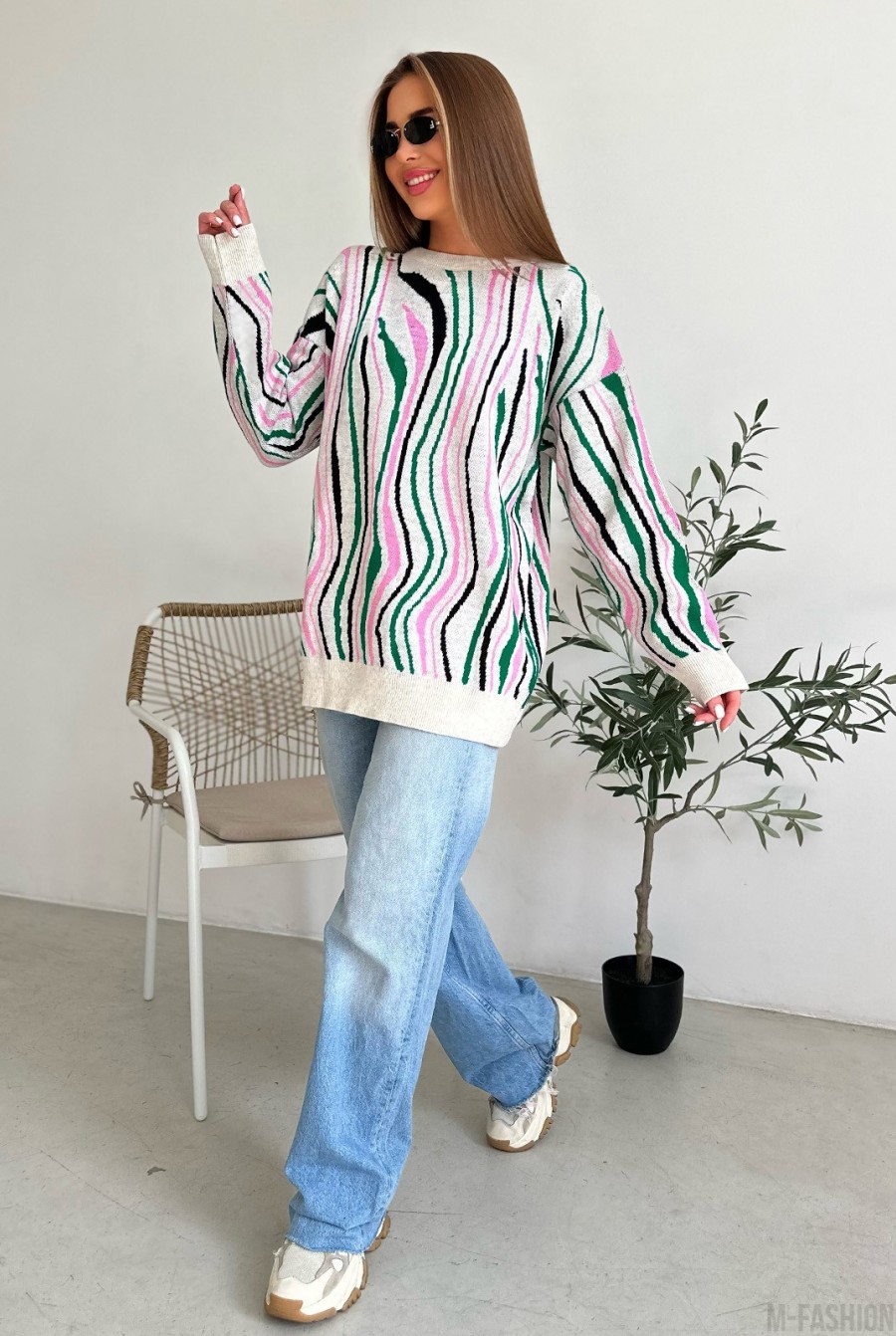 Белый удлиненный свитер с цветным рисунком - Фото 4