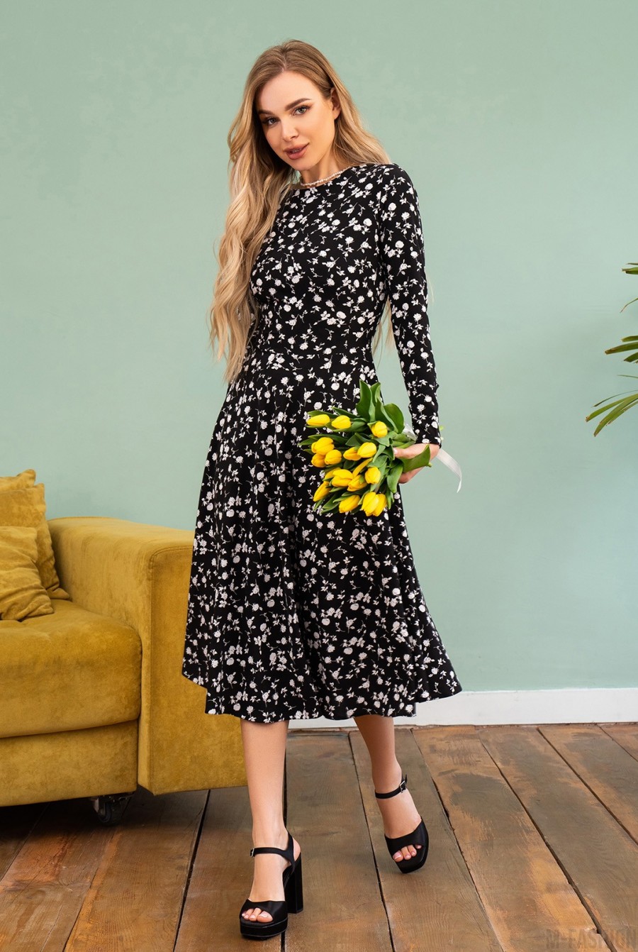 Черное цветочное платье с расклешенным низом  - Фото 1