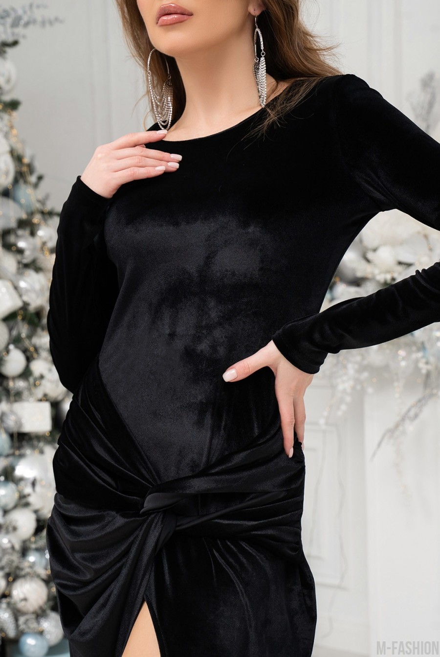 Черное велюровое платье с драпировкой и разрезом - Фото 4