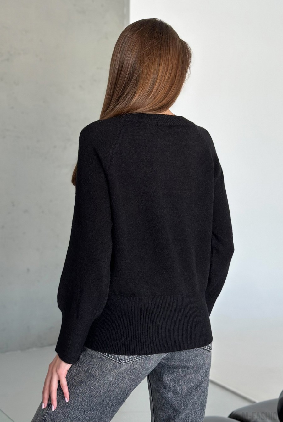 Черный ангоровый свитер с удлиненными манжетами - Фото 3