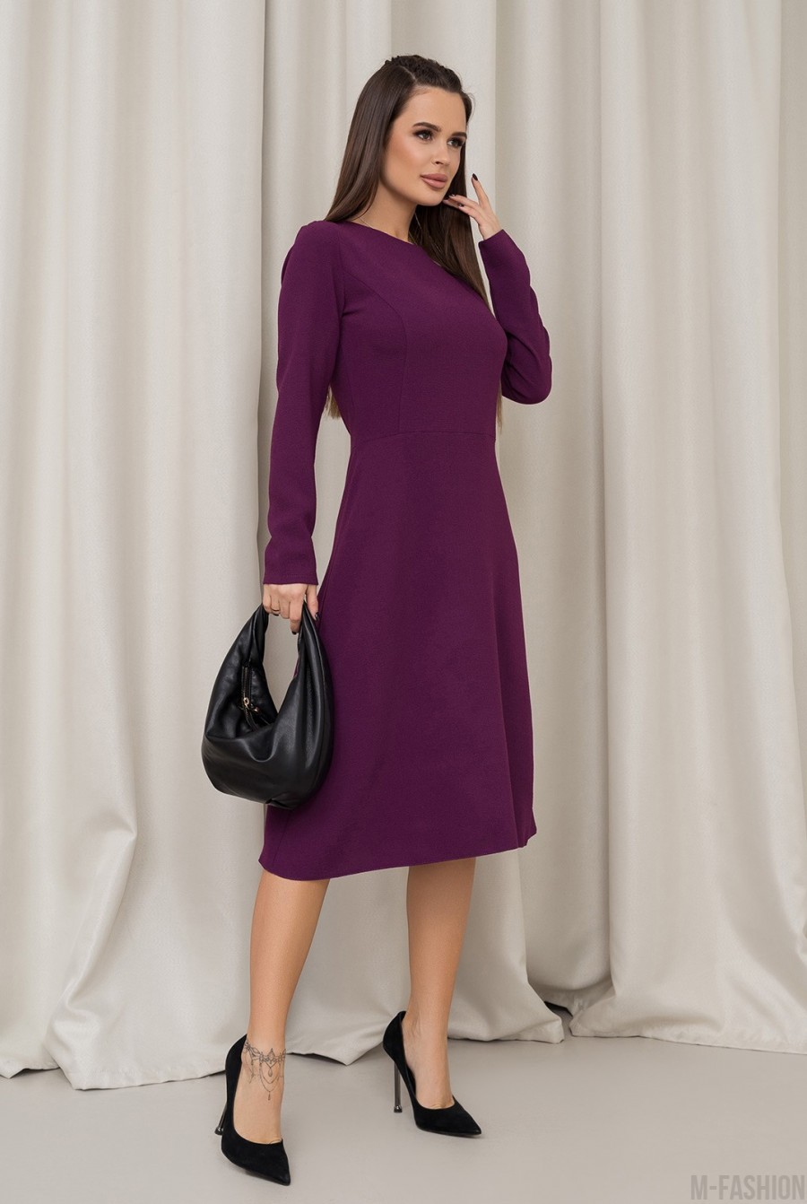 Фиолетовое платье классического силуэта - Фото 2
