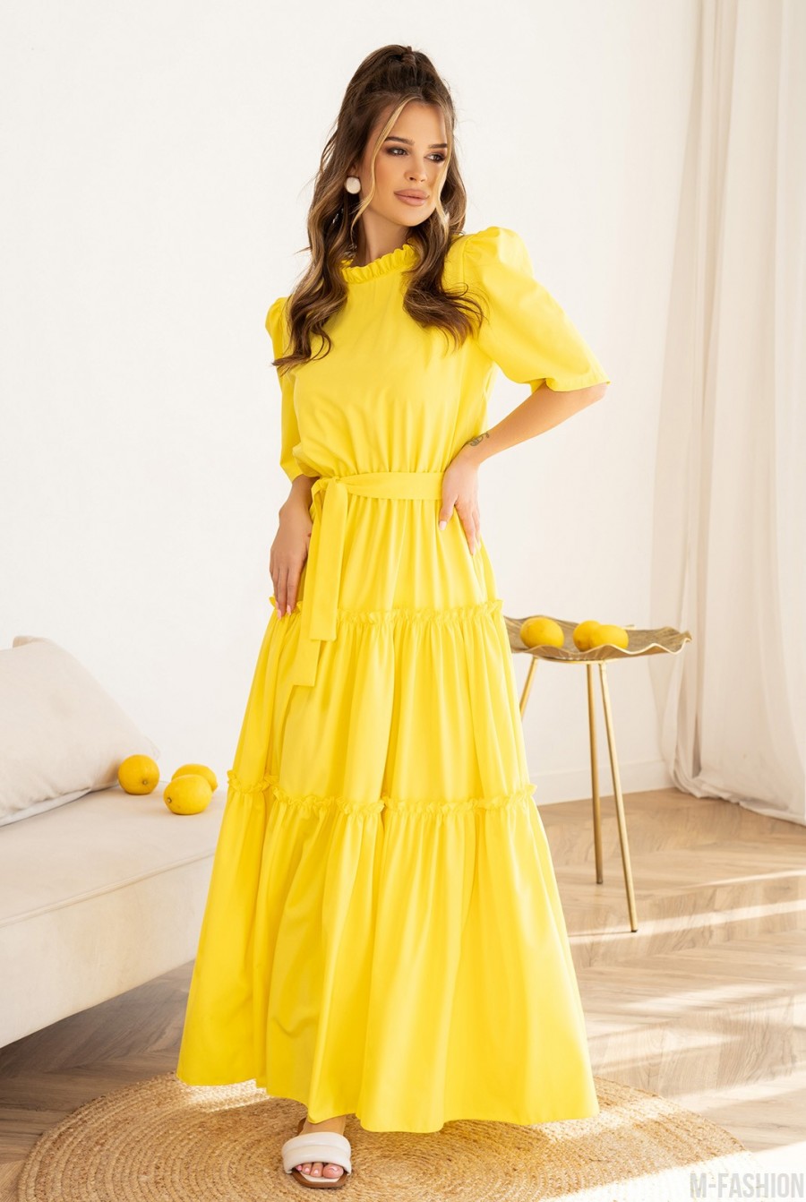 Желтое длинное платье с рюшами  - Фото 1