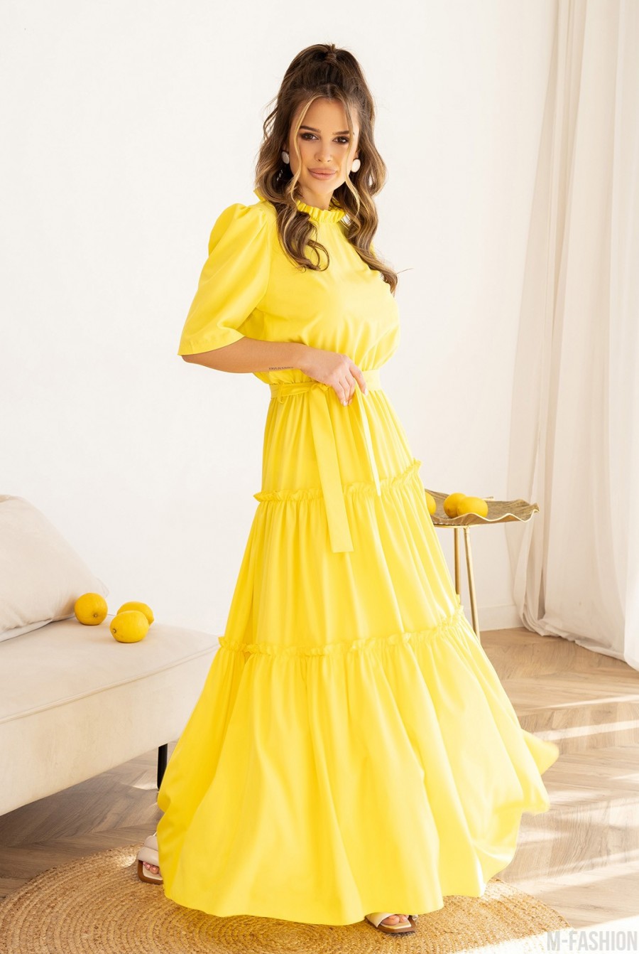 Желтое длинное платье с рюшами - Фото 2