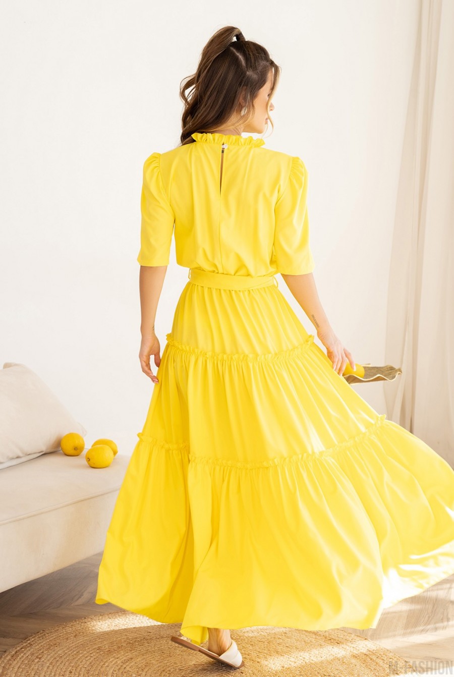 Желтое длинное платье с рюшами - Фото 3