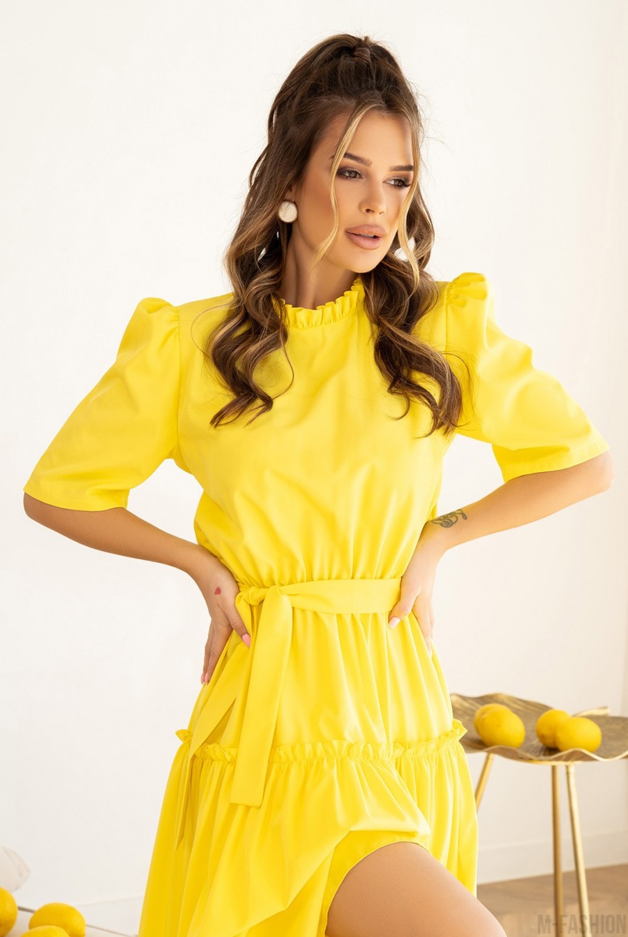 Желтое длинное платье с рюшами - Фото 4