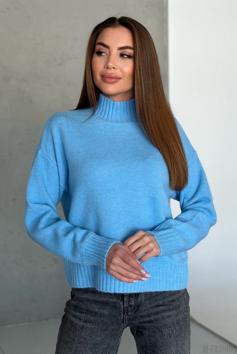 Голубой ангоровый свитер с высоким горлом  - Фото 1