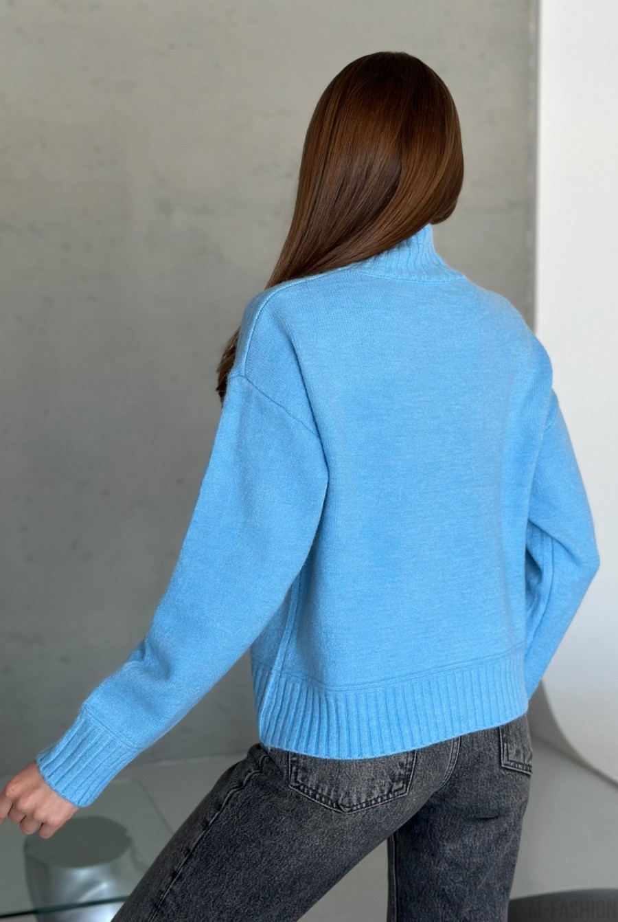 Голубой ангоровый свитер с высоким горлом - Фото 3