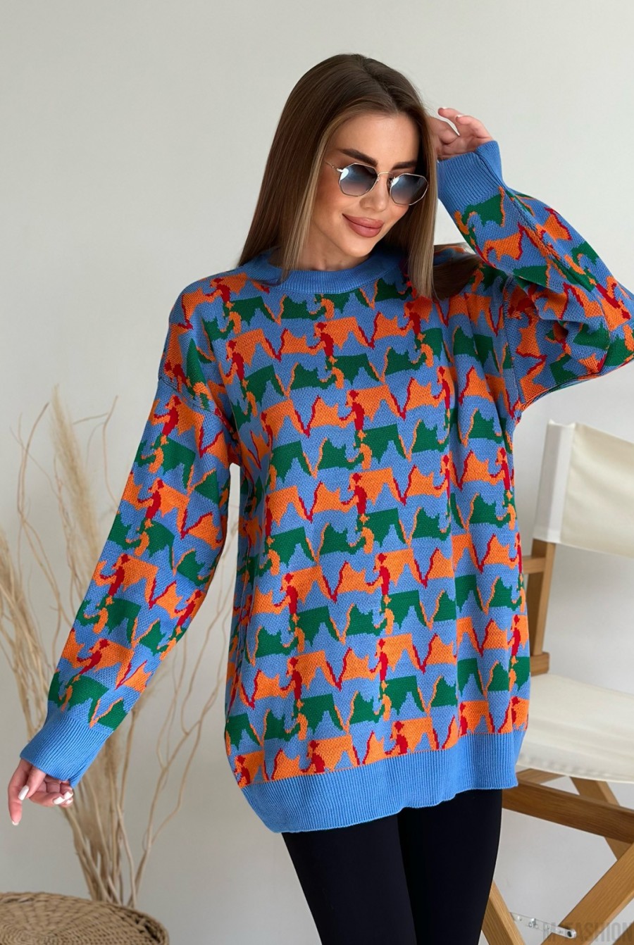 Голубой свободный свитер с орнаментом - Фото 2