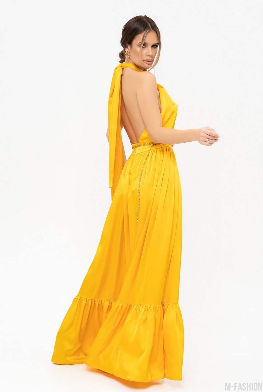 Горчичное шелковое длинное платье с открытой спиной - Фото 2