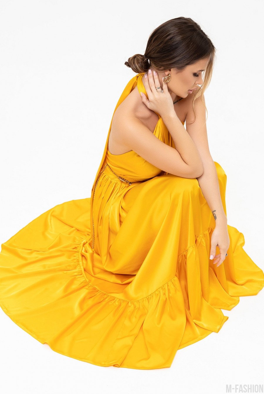 Горчичное шелковое длинное платье с открытой спиной - Фото 4
