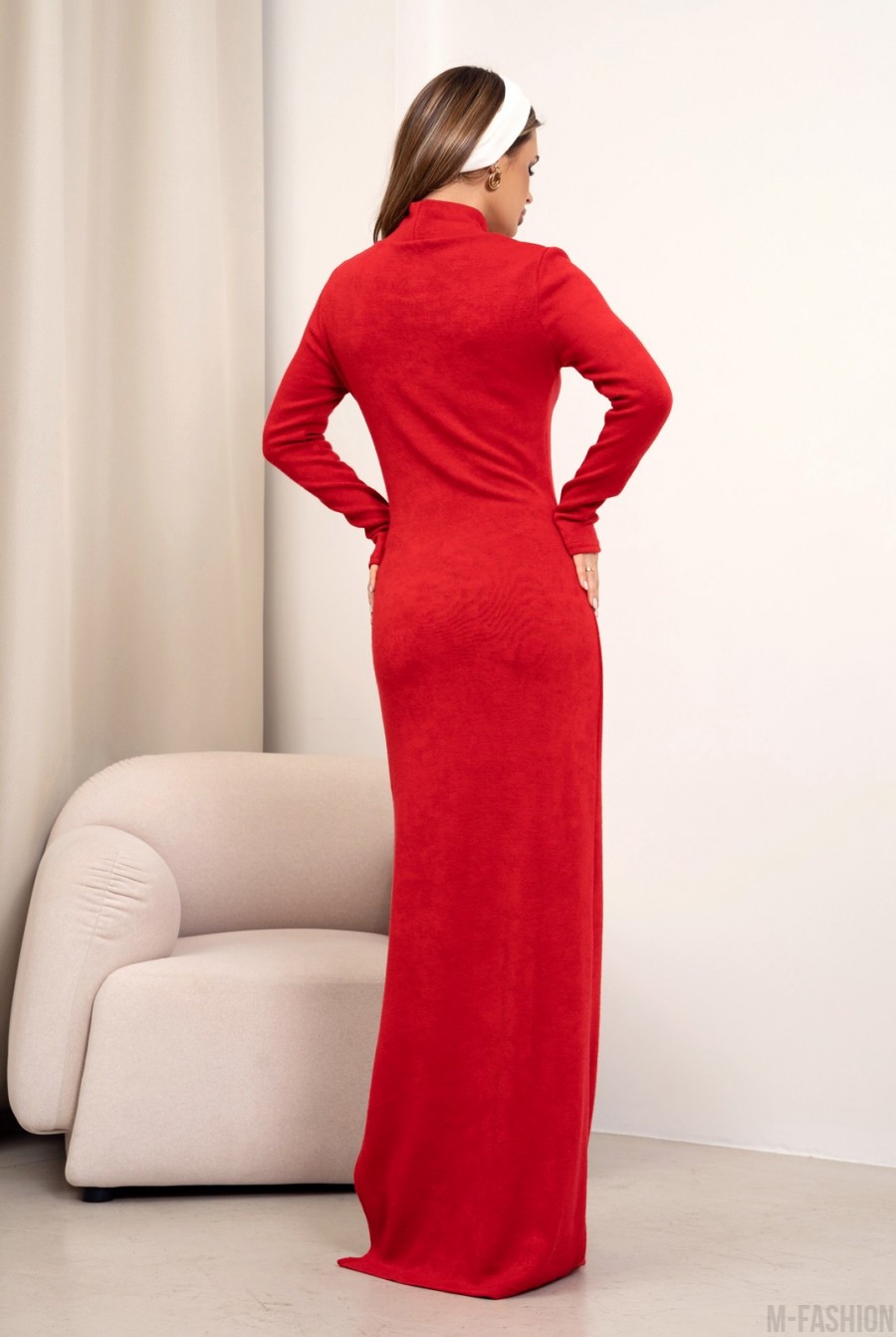 Красное ангоровое платье-гольф с боковым разрезом - Фото 3