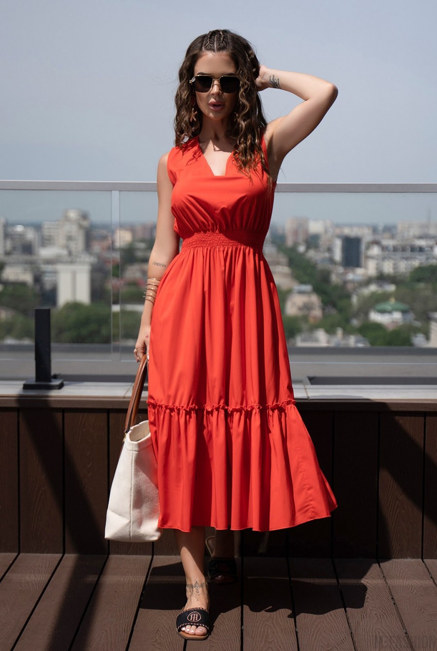 Красное платье с V-образными вырезами  - Фото 1