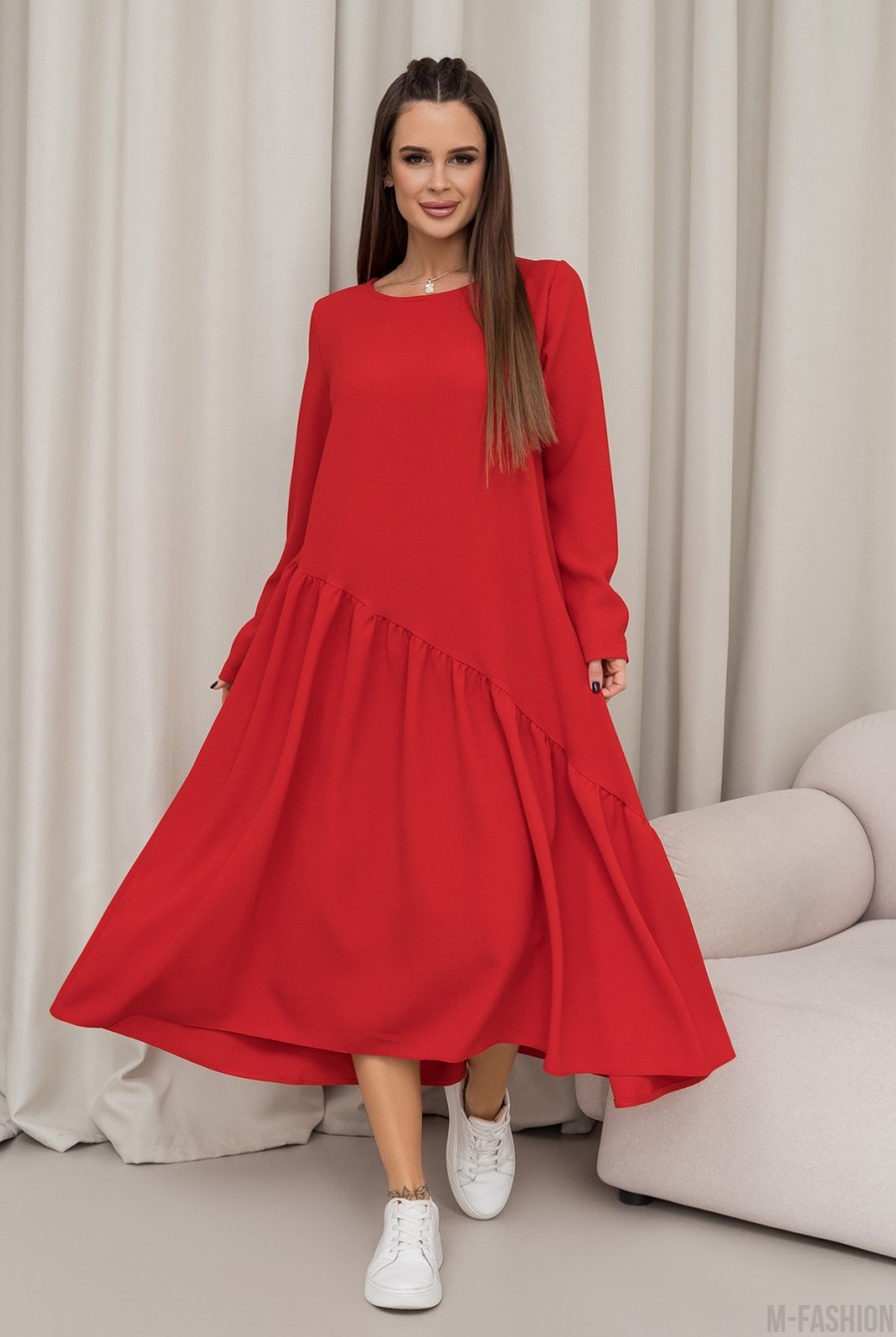 Красное платье с асимметричным воланом  - Фото 1